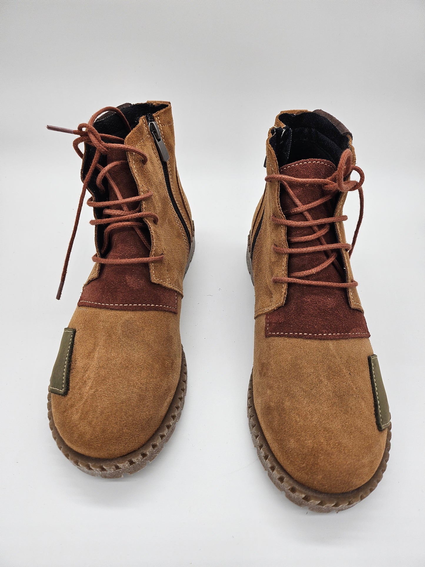 Дамски кларкове от естествен велур в цвят карамел