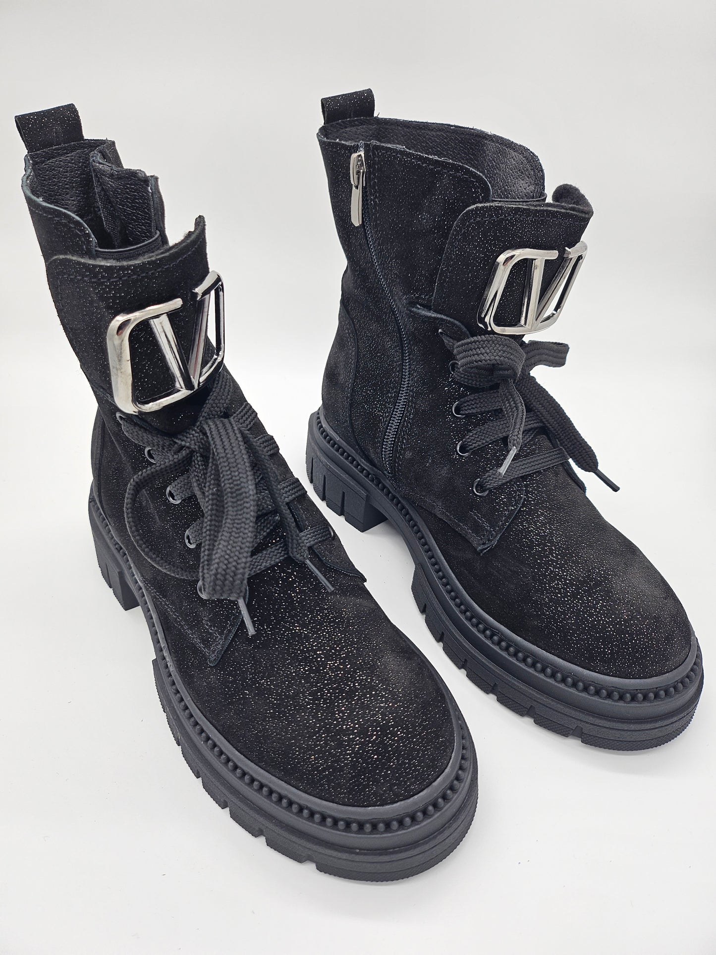 Български дамски боти от черна релефна лъскава кожа