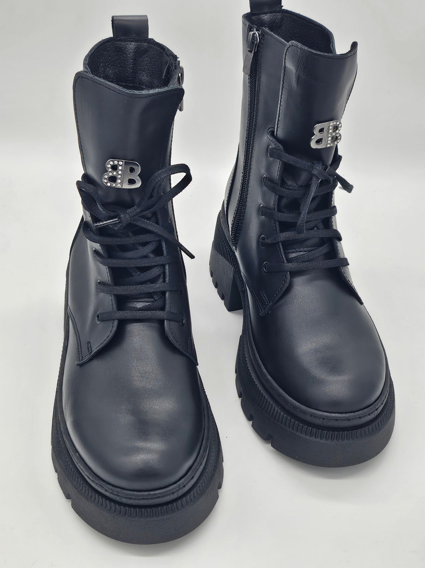 Български дамски кубинки в черно на ефектно ходило