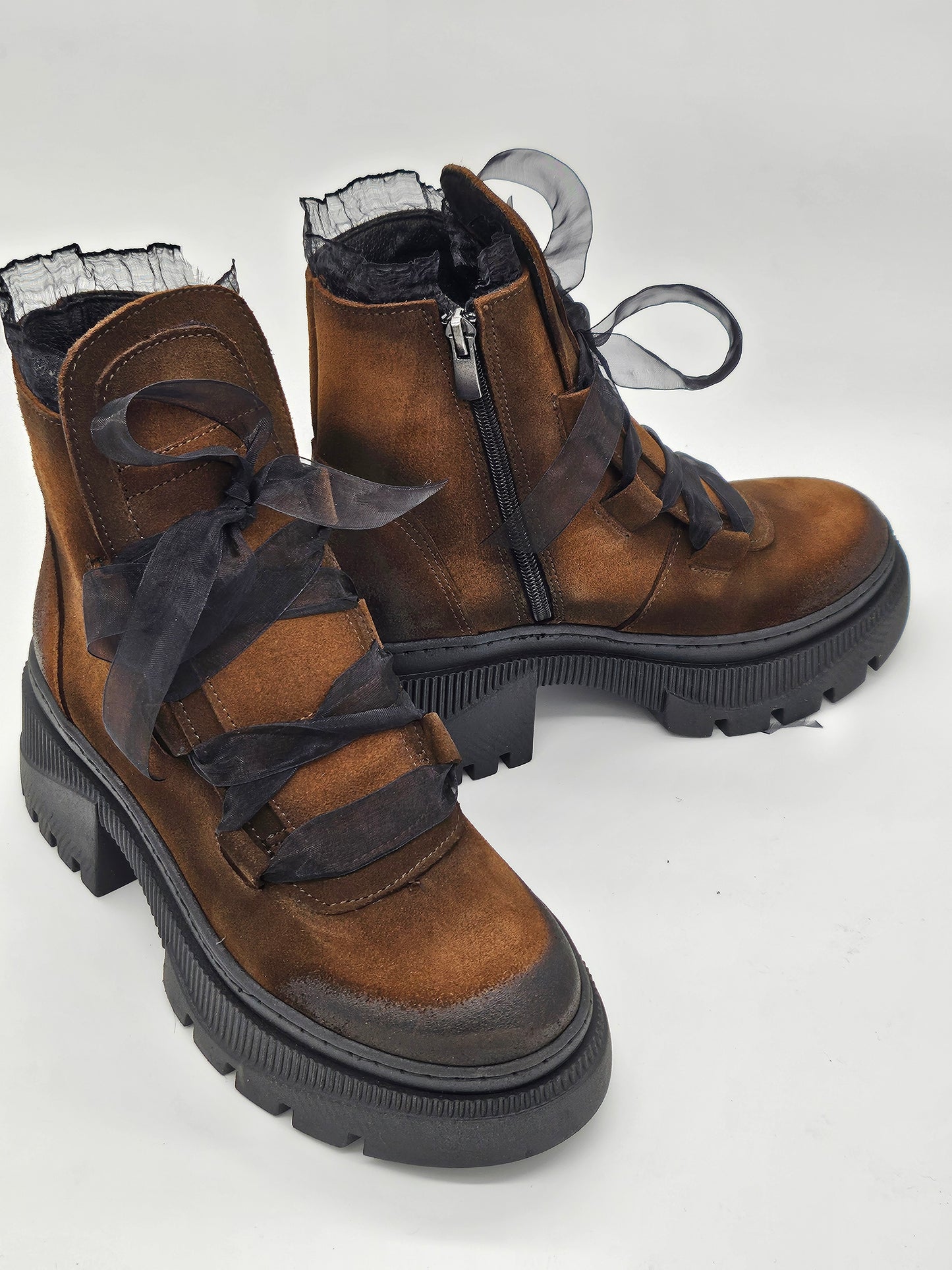 Български дамски кубинки в кафяво на ефектно ходило