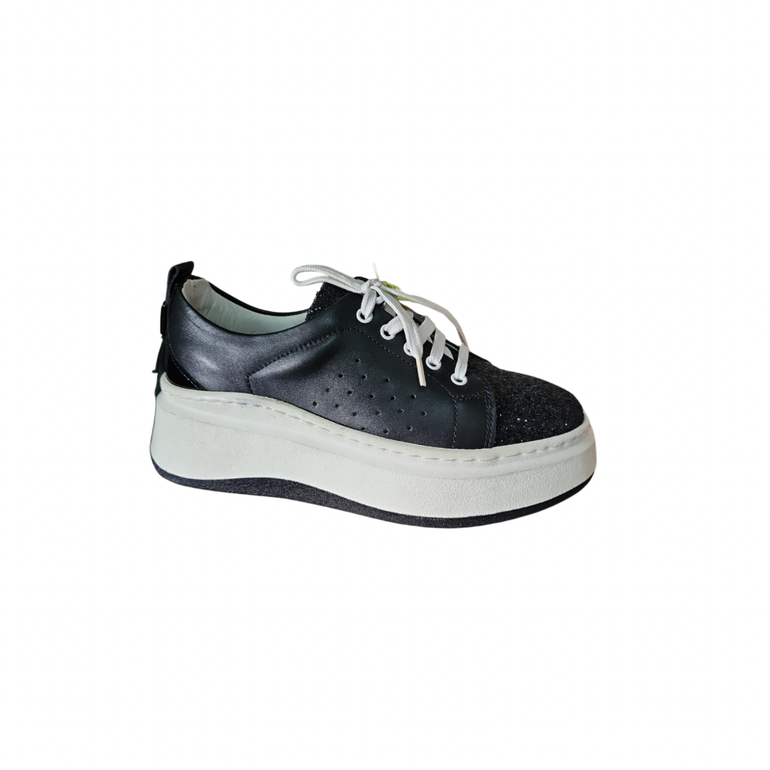 Черни обувки с бяла подметка