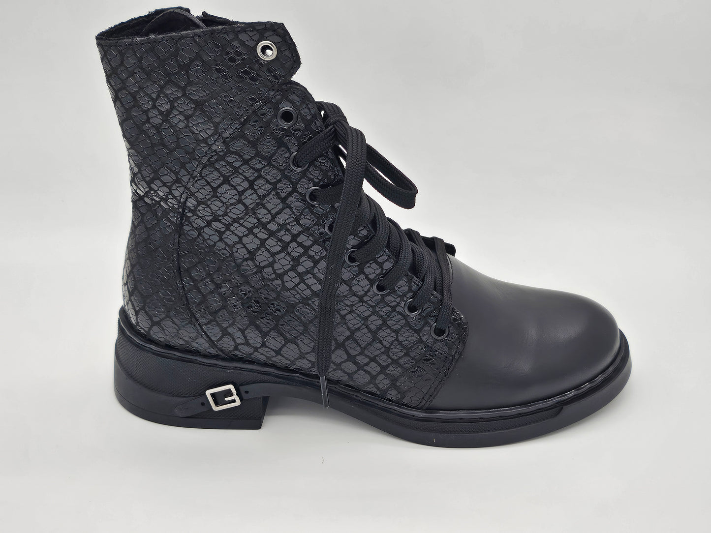 Български дамски кожени боти в черен цвят с връзки и цип