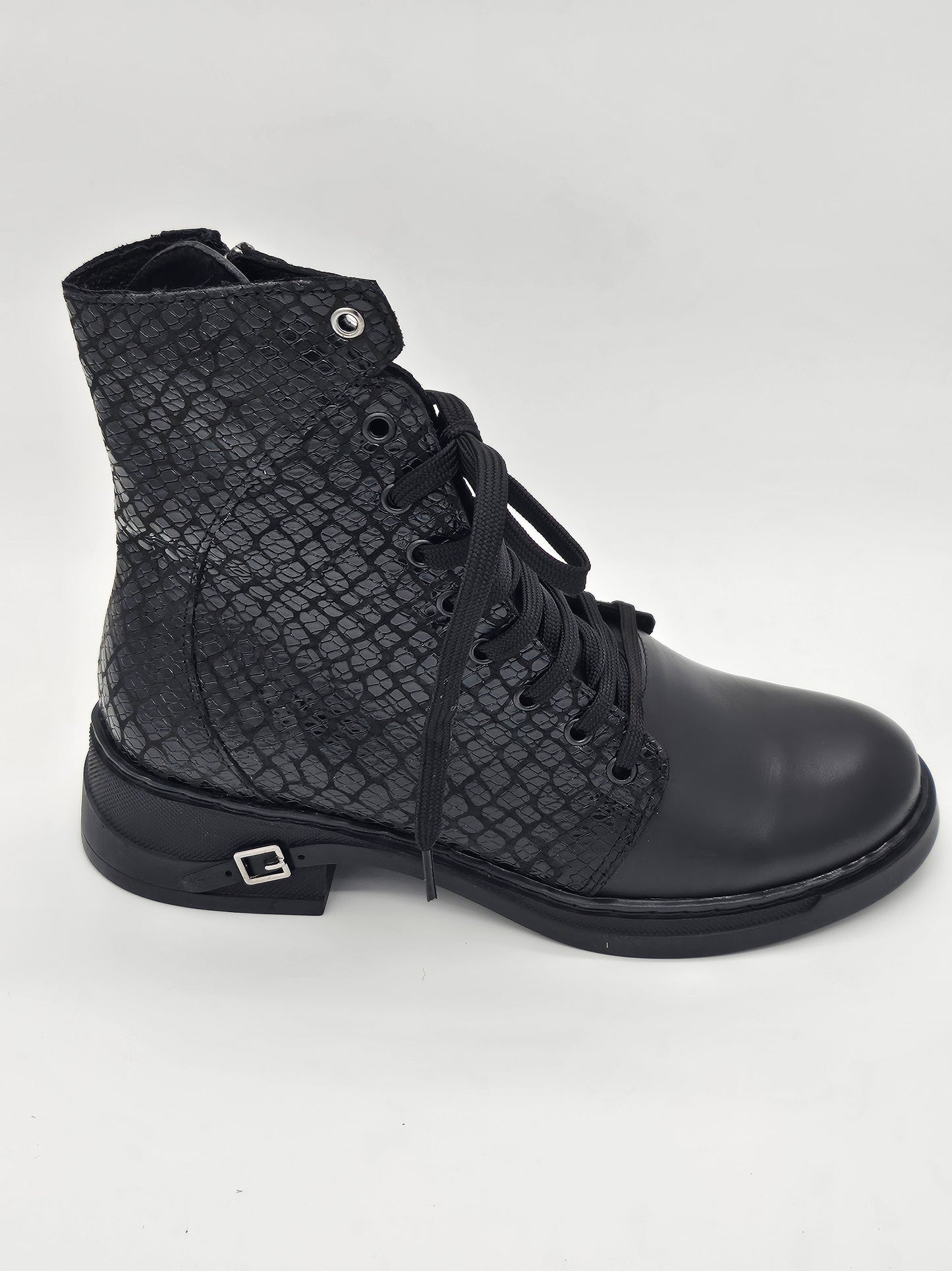 Български дамски кожени боти в черен цвят с връзки и цип