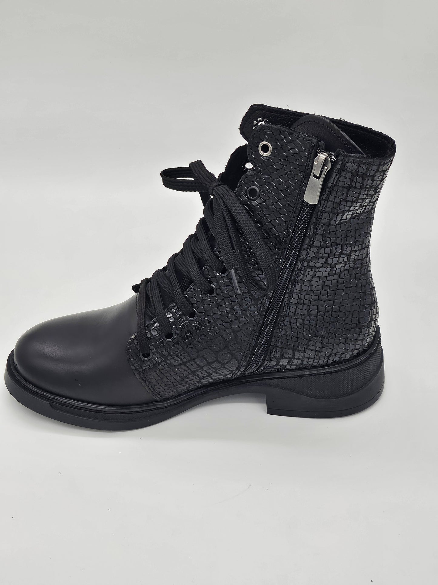 Български дамски кожени боти в черен цвят с връзки и цип