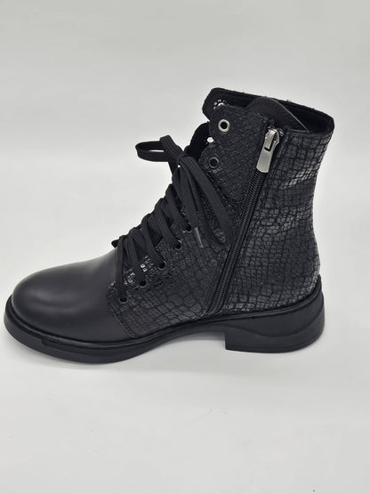 Български дамски кожени боти в черен цвят с връзки и цип
