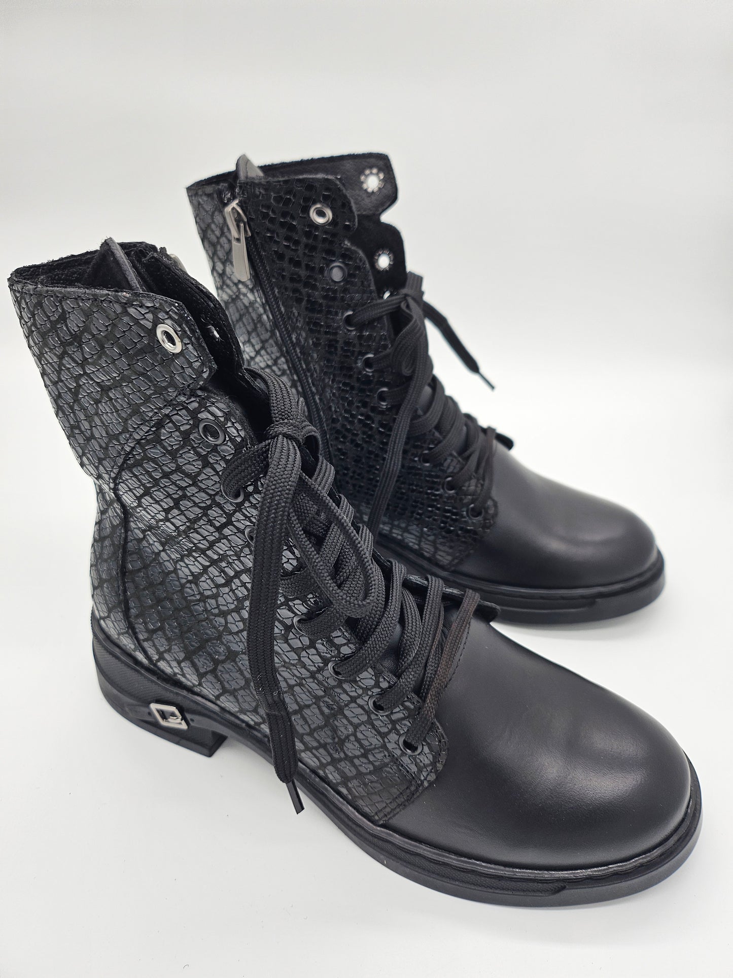 Български дамски кожени боти в черен цвят с връзки и цип