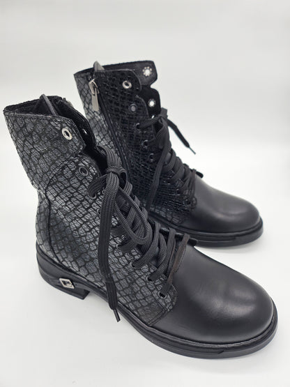 Български дамски кожени боти в черен цвят с връзки и цип