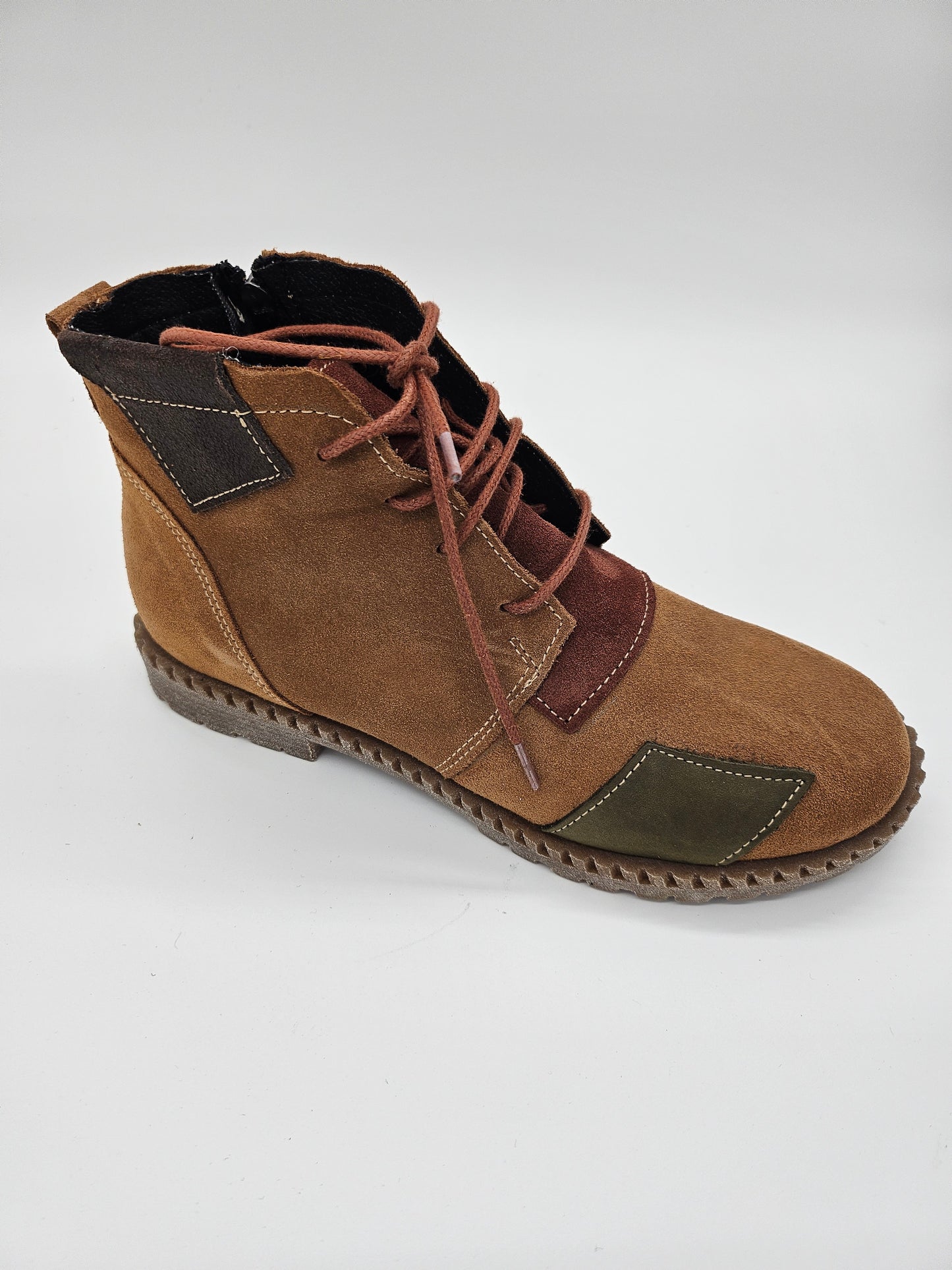 Дамски кларкове от естествен велур в цвят карамел