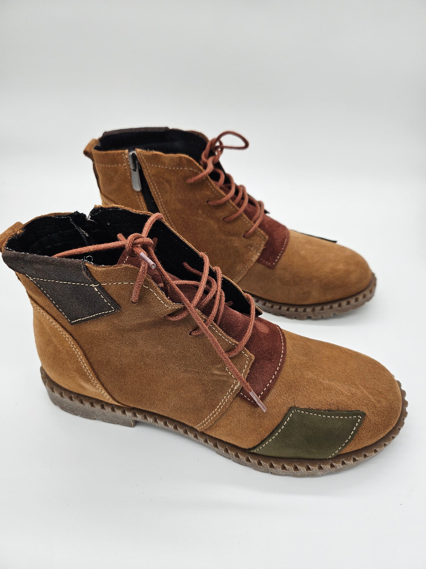 Дамски кларкове от естествен велур в цвят карамел