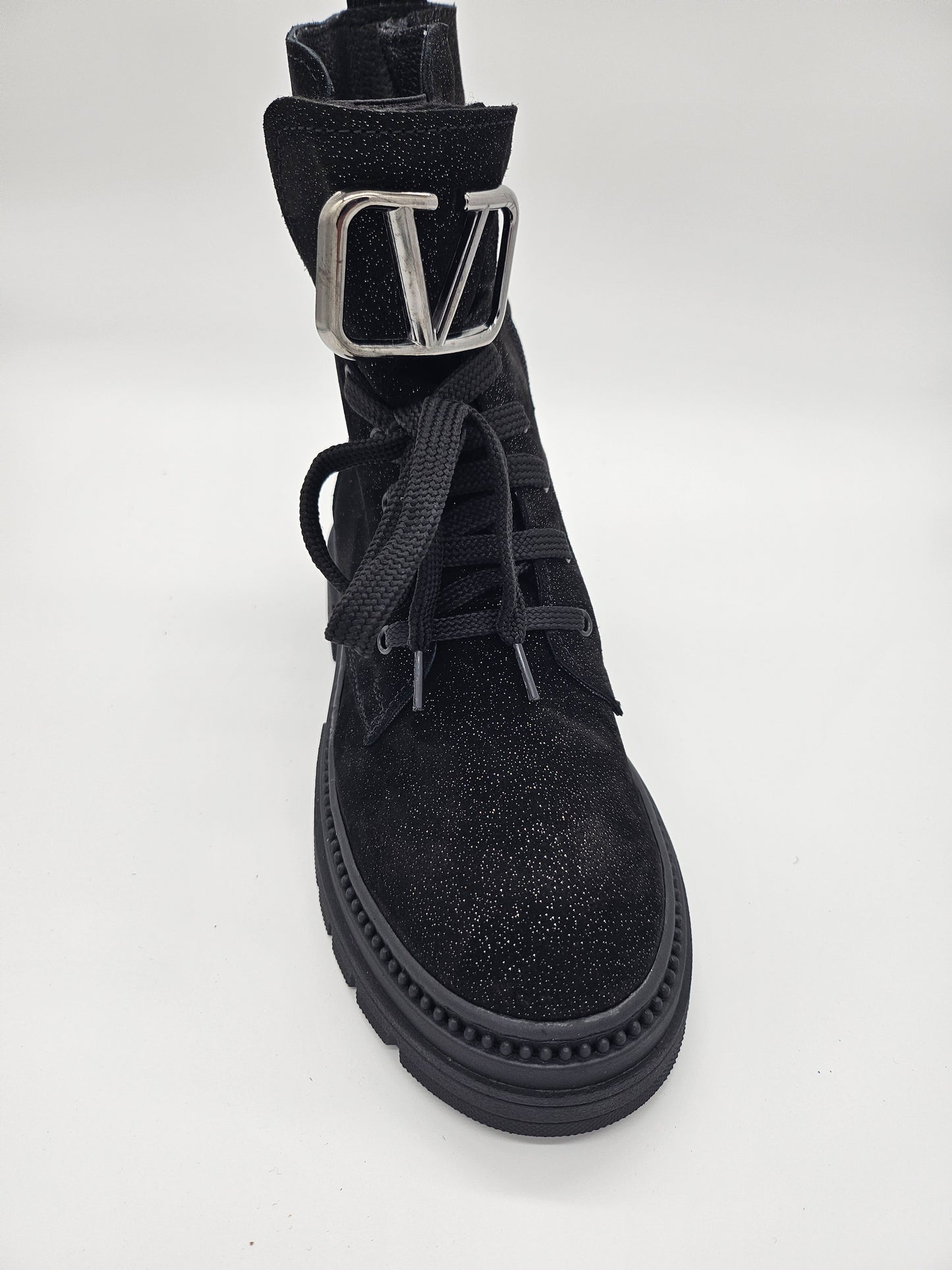 Български дамски боти от черна релефна лъскава кожа