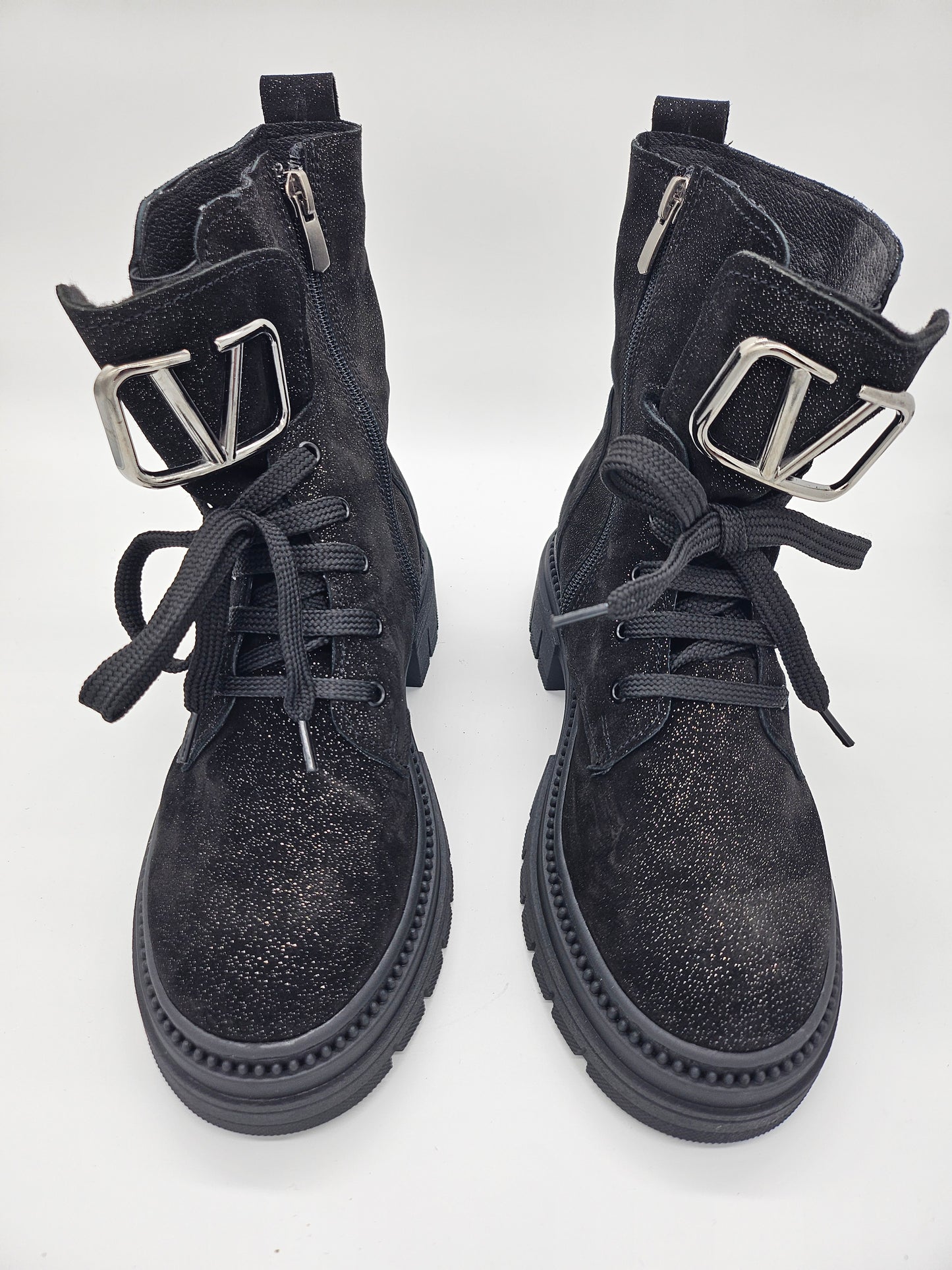 Български дамски боти от черна релефна лъскава кожа