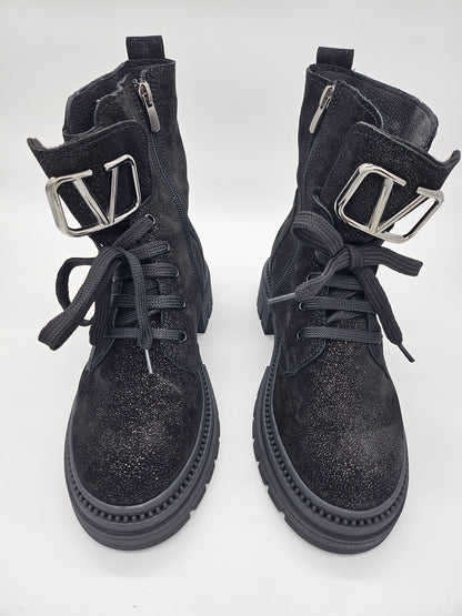 Български дамски боти от черна релефна лъскава кожа