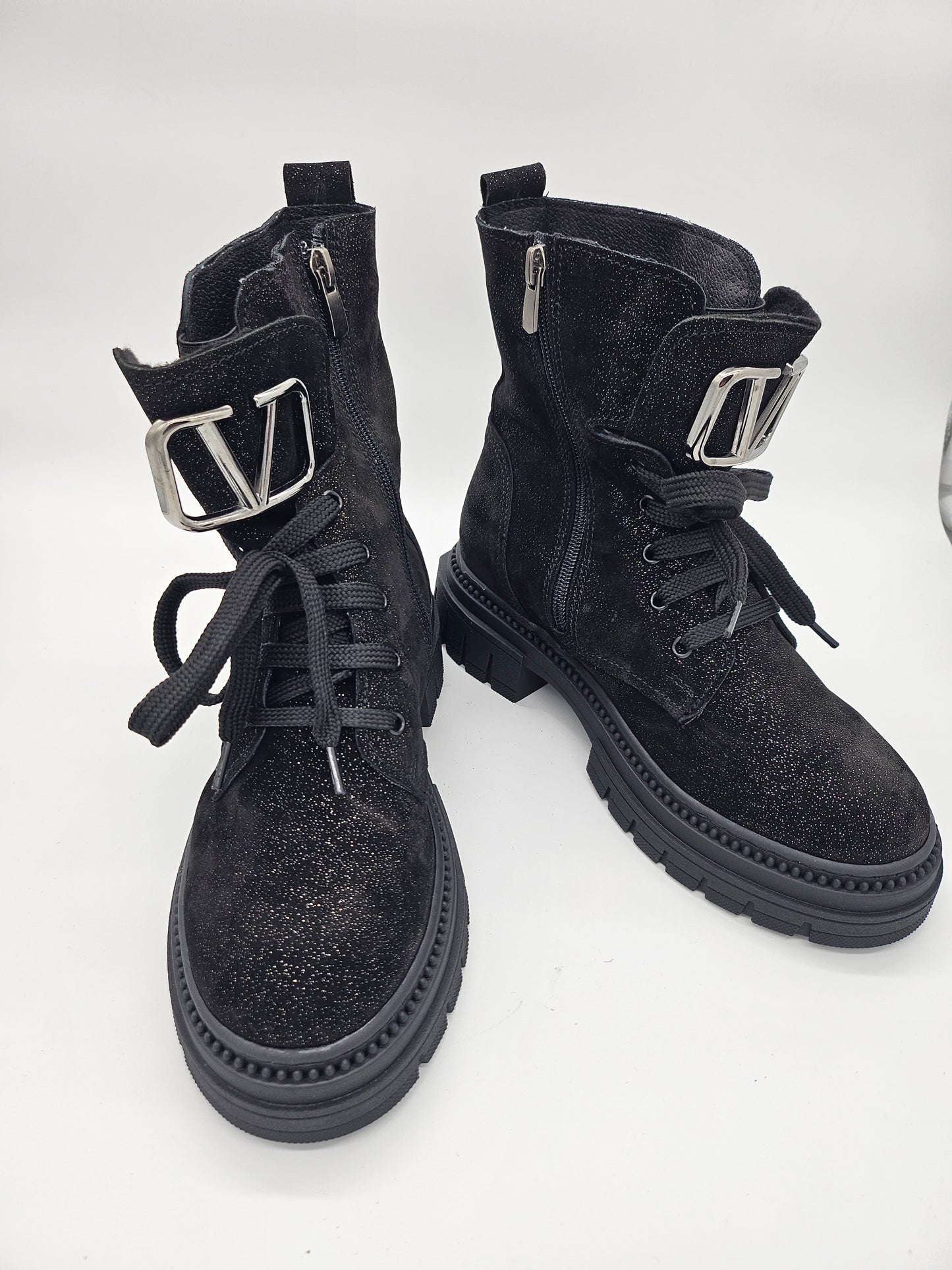 Български дамски боти от черна релефна лъскава кожа