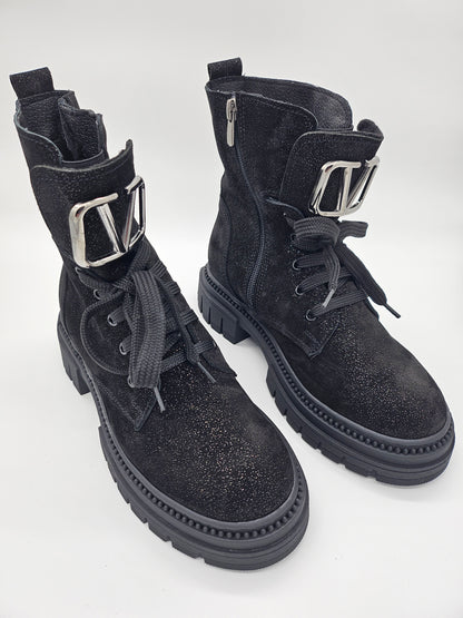 Български дамски боти от черна релефна лъскава кожа