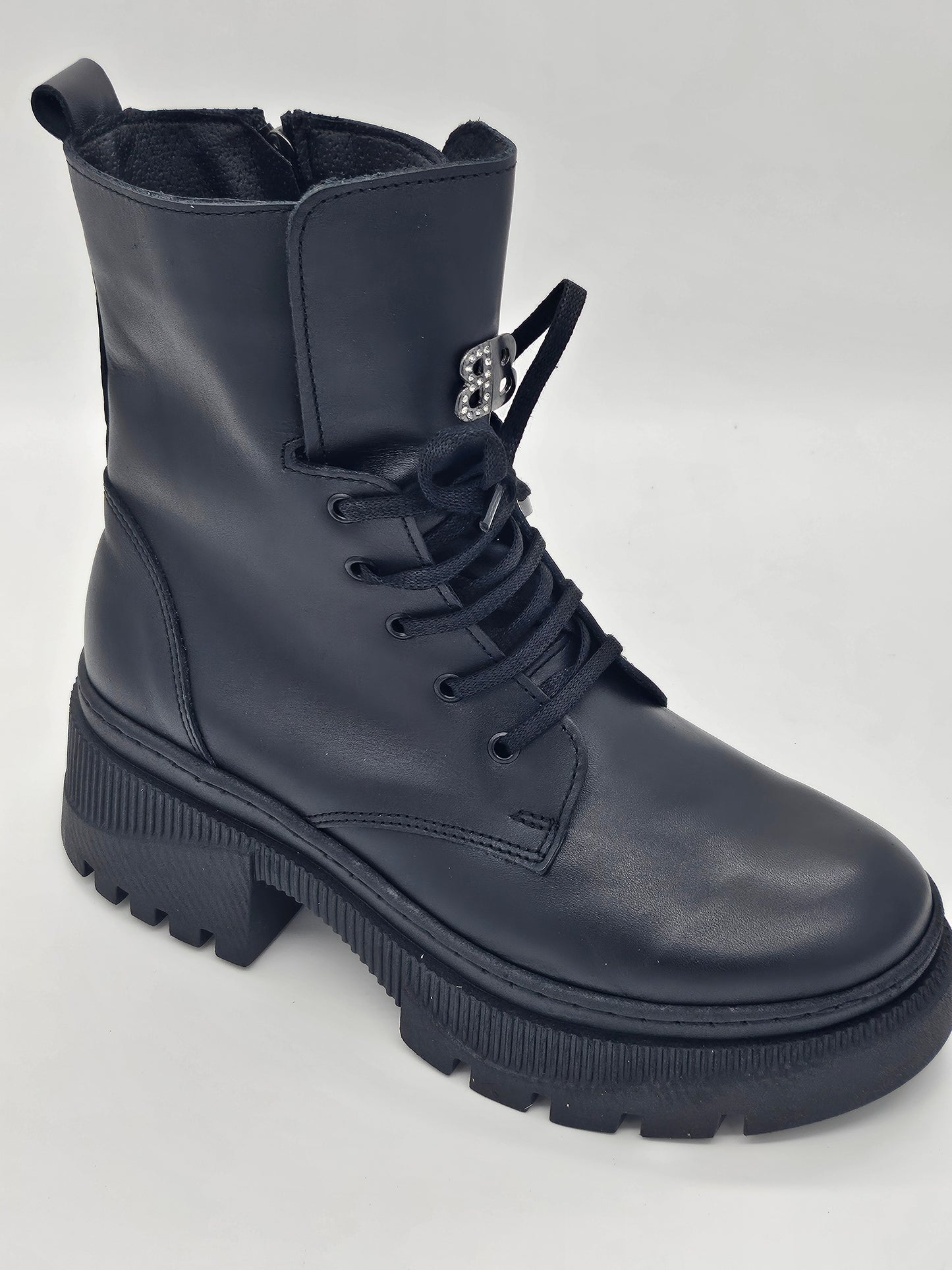 Български дамски кубинки в черно на ефектно ходило