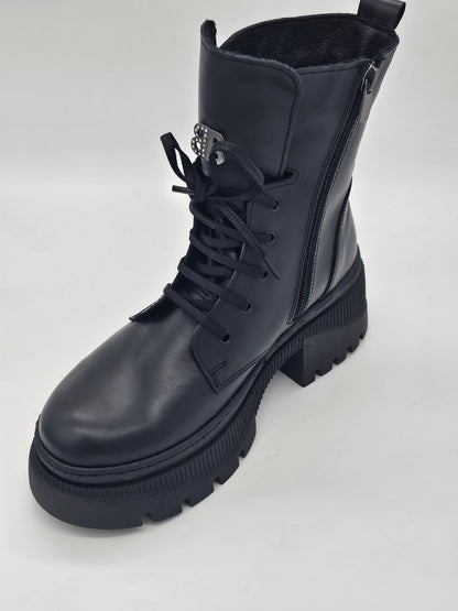 Български дамски кубинки в черно на ефектно ходило