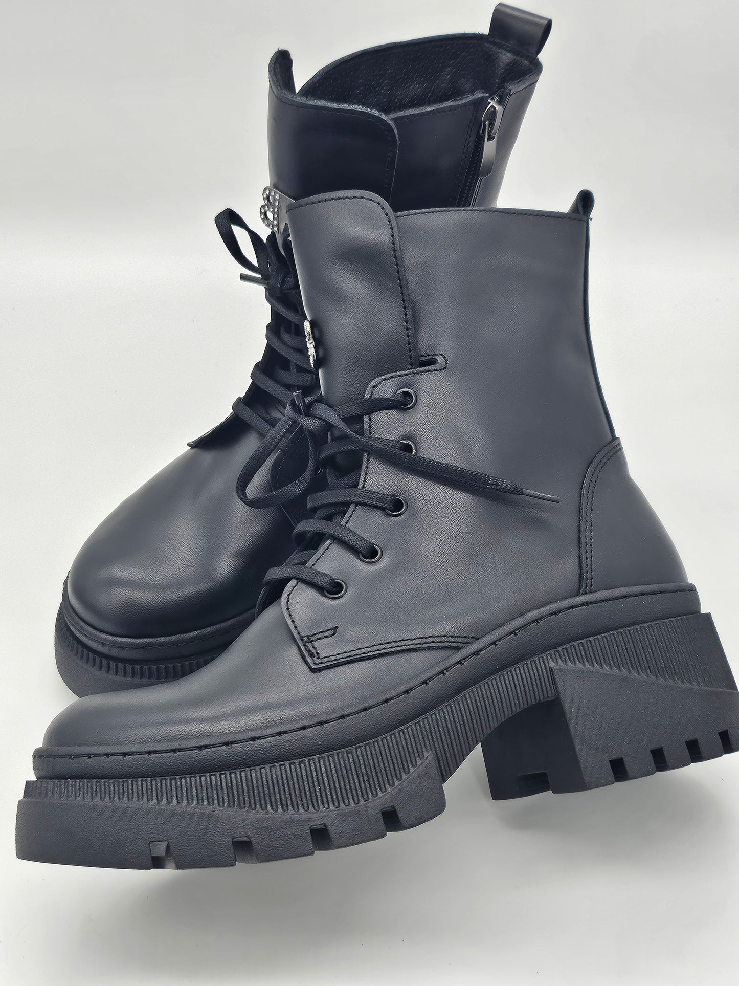 Български дамски кубинки в черно на ефектно ходило