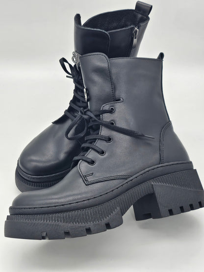 Български дамски кубинки в черно на ефектно ходило