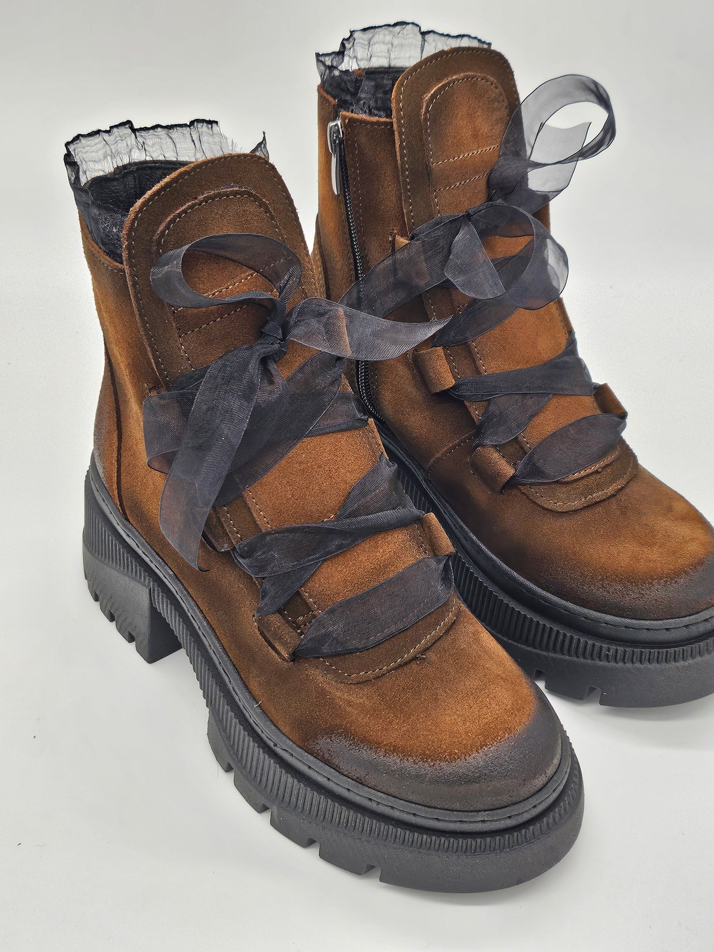 Български дамски кубинки в кафяво на ефектно ходило