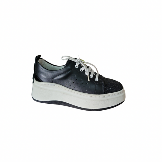 Черни обувки с бяла подметка